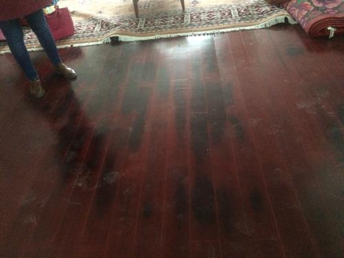 木地板發(fā)黑1.jpg 木地板發(fā)黑1.jpg